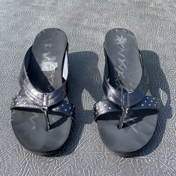 DKNY Sandals - Picture 2 of 5